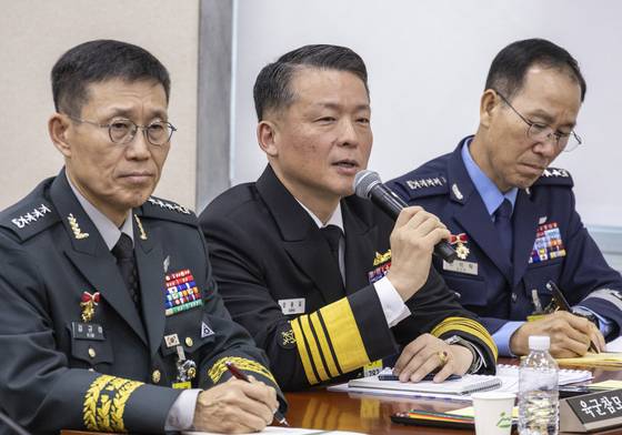 강동길 해군참모총장이 지난달 30일 국회에서 열린 국방위원회 2025년도 종합 국정감사에 출석해 한·미 정상회담에서 논의된 핵추진 잠수함 건조와 관련한 의원 질의에 답하고 있다. 연합뉴스.