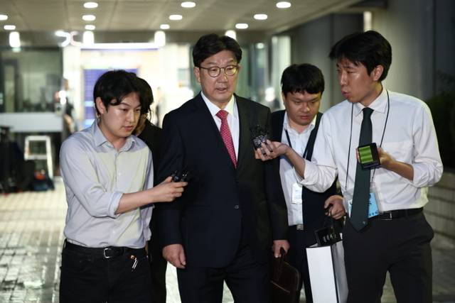 ▲ 윤석열 정부와 통일교 간 ‘정교 유착’의 발단으로 지목된 국민의힘 권성동 의원이 9월 16일 서울 서초구 서울중앙지법에서 열린 구속 전 피의자 심문(영장실질심사)을 마친 뒤 대기 장소인 서울구치소로 향하고 있다. 연합뉴스