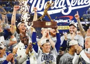 2일(한국시간) 미국 프로야구 메이저리그 월드시리즈에서 우승한 LA 다저스의 승리투수 야마모토 요시노부(가운데)가 동료들의 축하를 받으며 MVP 트로피를 들어 보이고 있다. AFP연합뉴스