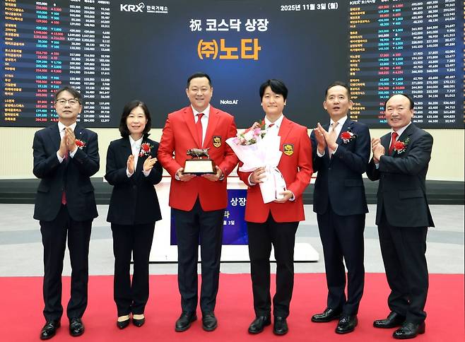 한국거래소 코스닥시장본부는 3일 오전 9시 인공지능(AI) 최적화 및 경량화 소프트웨어를 개발, 제공하는 (주)노타의 코스닥시장 상장기념식을 개최했다. (왼쪽부터) 김대영 한국IR협의회 부회장, 이미현 한국거래소 코스닥시장본부장보, 채명수 노타 대표, 김태호 노타 최고기술책임자(CTO), 강성범 미래에셋증권 사장, 강왕락 코스닥협회 부회장./사진=한국거래소