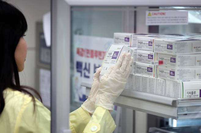 독감 인플루엔자 예방접종을 앞둔 지난 9월16일 오전 광주 북구보건소에서 직원들이 백신 수량을 확인하고 있다.  /사진=연합뉴스