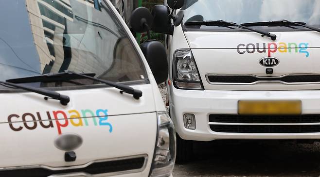 서울 시내 한 주차장에 쿠팡 배달 트럭들이 모여 있는 모습.  사진=연합뉴스