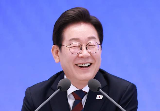 이재명 대통령이 7월 3일 청와대 영빈관에서 열린 '대통령의 30일, 언론이 묻고 국민에게 답하다' 기자회견에서 취재진의 질문에 답하던 중 미소짓고 있다. 사진=연합뉴스