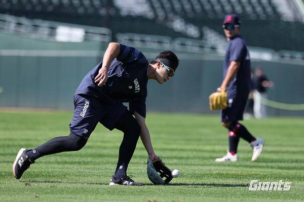 롯데가 3일 일본 미야자키에서 2차 마무리 캠프를 시작했다. 사진은 윤동희가 지난달 8일 사직구장에서 열린 1차 마무리 캠프 때 훈련하는 모습.  롯데 자이언츠 제공