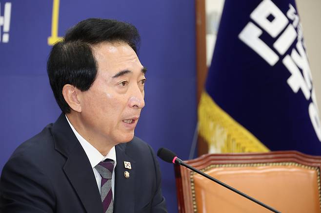 Rep. Park Soo-hyun, chief spokesperson of the ruling Democratic Party of Korea, speaks during a press conference at the National Assembly in Seoul, Sunday. (Yonhap)