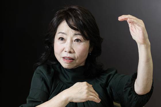 Prof. Kwak Keum-joo of Seoul National University, who has listened to students’ concerns through her lecture series since 2005, said she has noticed a shift in the times, observing that today’s 20-somethings worry more about money than romance. Kwak is pictured in this photo taken while talking to the JoongAng Ilbo in Mapo District, western Seoul, on Oct. 14. [KIM KYUNG-ROK]