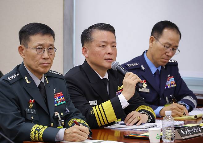Chief of Naval Operations Adm. Kang Dong-gil, center, answers questions from lawmakers during a parliamentary audit of the National Defense Committee at the National Assembly in Yeouido, western Seoul, on Oct. 30. [YONHAP]