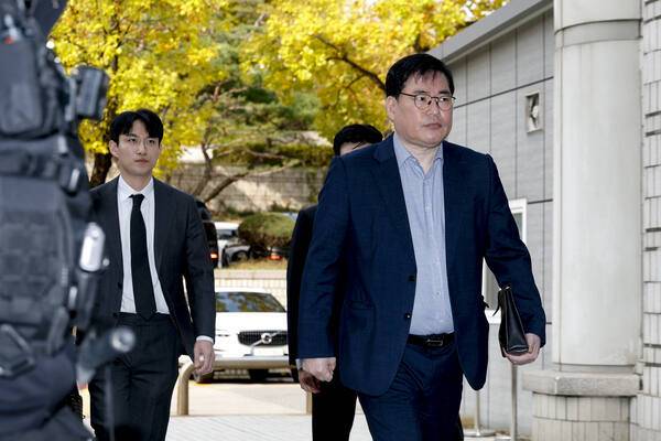 대장동 개발 비리 의혹으로 재판에 넘겨진 유동규 전 성남도시개발공사 기획본부장이 지난달 31일 서울 서초구 중앙지법에서 열린 1심 선고공판에 출석하고 있다. 연합뉴스