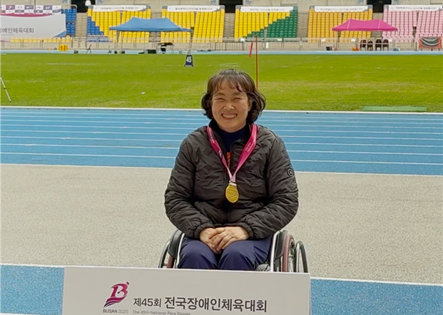 전미석(지체)이 여자 창던지기 F55(선수부)에서 금메달을 따고 기념 사진을 찍고 있다. 인천장애인체육회 제공