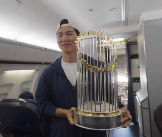 구단 전세기에서 우승 트로피 들고 포즈 취하는 김혜성 / 사진=다저스 구단 소셜미디어 캡처. 연합뉴스