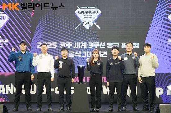 2일 광주광역시 빛고을체육관에서 열린 ‘2025 광주3쿠션월드컵’ 개막식 이후 한국선수들이 참가한 가운데 공식 기자회견이 진행됐다. 기자회견에 앞서 무대에서 포즈를 취하고 있는 한국선수들. (왼쪽부터) 이범열 허정한 조명우 최봄이 김도현 최완영 김행직.