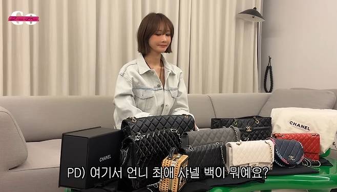 배우 고준희가 보유 중인 샤넬백을 공개했다. 사진| 유튜브