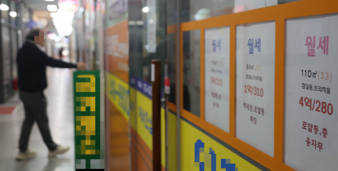 서울 송파구 부동산 중계업소에 월세 안내 프린트물이 붙어 있다. [이충우 기자]