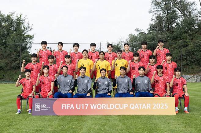 2025 카타르 17세 이하(U-17) 월드컵에 출전하는 한국 U-17 축구대표팀 선수들과 백기태 감독이 활약을 다짐하며 기념촬영을 하고 있다.  대한축구협회