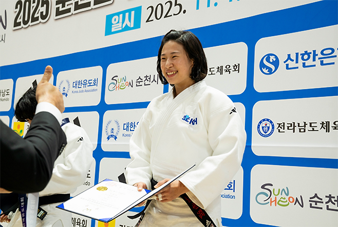 장세윤이 2025 순천만국가정원컵 전국유도대회 겸 2026 국가대표 1차 선발전 여자 52㎏ 우승 후 기뻐하고 있다. 사진=KH그룹 필룩스유도단