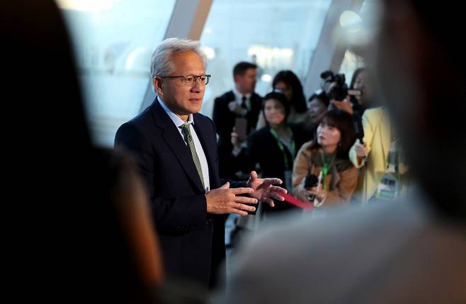 지난달 31일 경북 경주예술의전당 원화홀에서 열린 2025년 아시아태평양경제협의체(APEC) 경주 엔비디아 기자간담회 입장 전 취재진 질문에 답하고 있는 젠슨 황 엔비디아 CEO. /사진=뉴시스