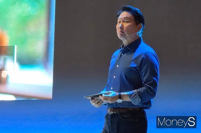 최태원 SK그룹 회장은 폭발적으로 증가하는 메모리 수요에 대응하기 위한 세가지 해법을 제시하며 "SK는 가장 효율적인 AI 솔루션 제공 기업으로 도약하겠다"고 포부를 밝혔다.사진은  서울 강남구 코엑스에서 열린 'SK 인공지능(AI) 서밋 2025' 개막 기조연설을 진행 중인 최태원 SK그룹 회장의 모습. /사진=김성아 기자