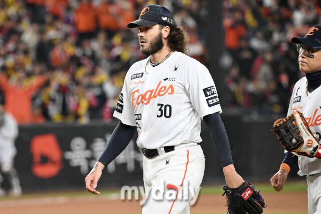 29일 대전 한화생명 볼파크 야구장에서 열린 '2025 신한 SOL 뱅크 KBO 한국시리즈 3차전' LG 트윈스와 한화 이글스 경기. 한화 선발 폰세가 2회초 수비를 마치고 더그아웃으로 들어서고 있다./대전=한혁승 기자 hanfoto@mydaily.co.kr