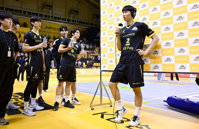 승리 후 황택의가 MVP 인터뷰를 하자 동료들이 물세례를 준비하고 있다 / 한국배구연맹(KOVO)