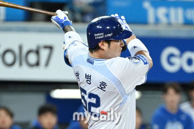 22일 대구 삼성라이온즈파크에서 열린 '2025 신한 SOL BANK KBO 포스트 시즌' 삼성 라이온즈와 한화 이글스 플레이오프(PO) 4차전 경기. 삼성 박병호가 4회말 2사 2루에 타격하고 있다./마이데일리