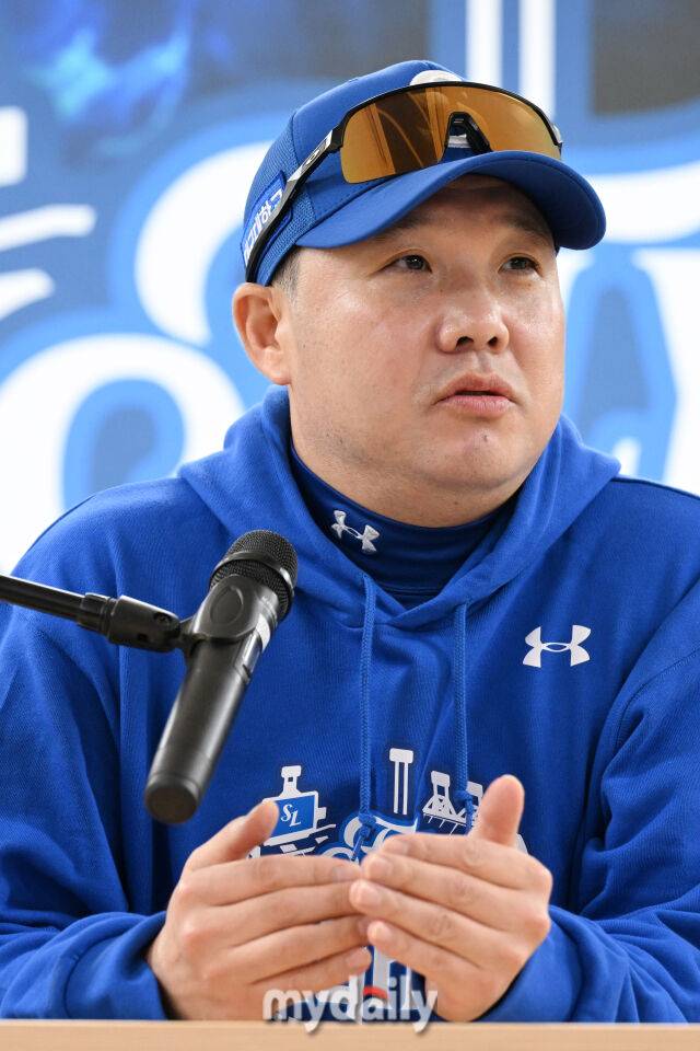 22일 대구 삼성라이온즈파크에서 열린 '2025 신한 SOL BANK KBO 포스트 시즌' 삼성 라이온즈와 한화 이글스 플레오이프(PO) 4차전 경기. 삼성 박진만 감독이 경기 전 인터뷰에 참해 질문에 답하고 있다./마이데일리