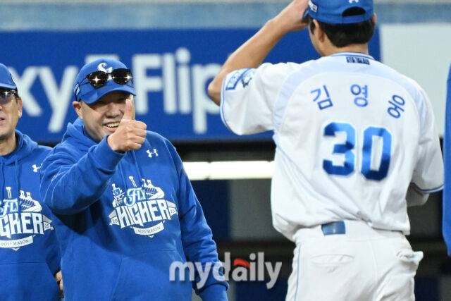 22일 대구 삼성라이온즈파크에서 열린 '2025 신한 SOL BANK KBO 포스트 시즌' 삼성 라이온즈와 한화 이글스 플레이오프(PO) 4차전 경기. 삼성이 7-4로 한화에 역전승 했다. 박진만 감독이 김영웅에게 엄지를 들어보이고 있다. 삼성 김영웅은 6회 동점 3점 홈런과 7회 역전 3점 홈런을 기록했다./마이데일리