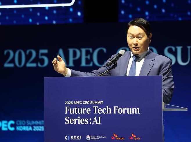 SK그룹이 28일 2025 APEC 정상회의 CEO 서밋 부대행사 ‘퓨처테크포럼 AI’를 개최했다. 최태원 SK그룹 회장은 환영사에서 기술자립과 신뢰기반 협력을 두 축으로 하는 인공지능(AI) 전략을 한국과 아시아∙태평양 국가들의 AI 발전 모델로 제시했다. [SK 제공]