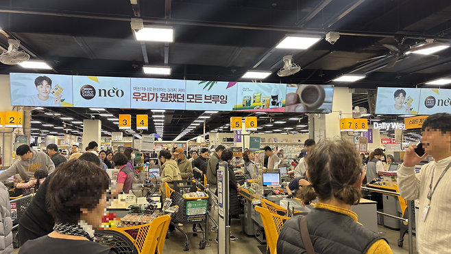 지난 2일 경기 김포시 이마트 김포한강점 계산대에 수많은 사람이 몰려, 1시간 이상 대기 줄이 만들어지기도 했다. 박연수기자