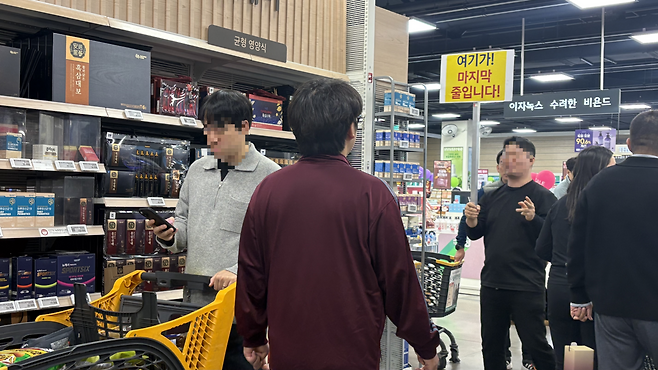 이마트 김포한강점 직원이 계산줄을 안내하고 있다. 박연수 기자