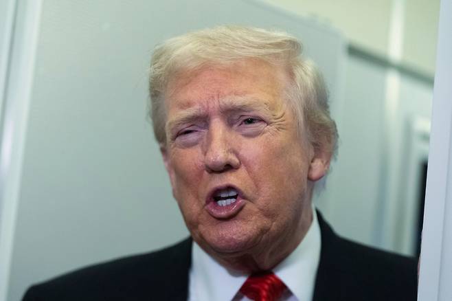 도널드 트럼프 미국 대통령이 지난 2일 주말을 플로리다 팜비치에 있는 마러라고 리조트에서 보낸 뒤 전용기에서 기자들과 이야기하고 있다.[AP]