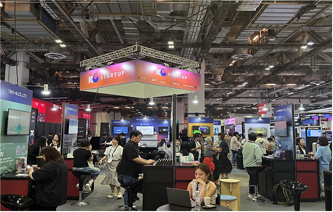 지난달 29일부터 31일까지 싱가포르에서 열린 신생기업 전시회인 ‘스위치(SWITCH) 2025’에 부산기업 7개사가 대표단으로 참가했다. [부산시 제공]