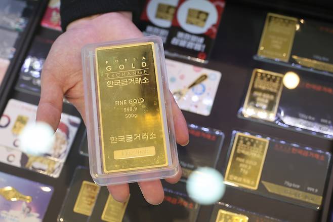 인천 중구 한국금거래소 영종도점에 전시된 골드바. 연합뉴스