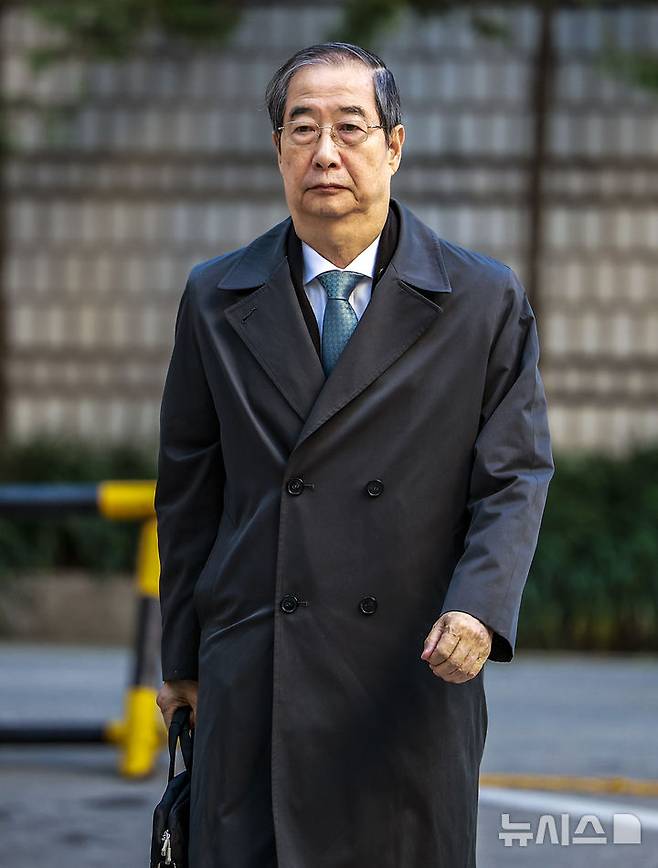 [서울=뉴시스] 정병혁 기자 = 한덕수 전 국무총리가3일 서울 서초구 서울중앙지방법원에서 열린 '내란방조·위증 등 혐의' 관련 5차 공판에 출석하고 있다. 2025.11.03. jhope@newsis.com