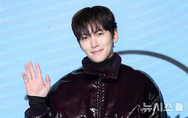 [서울=뉴시스] 김혜진 기자 = 배우 지창욱이 3일 오전 서울 영등포구 콘래드 서울에서 열린 디즈니 플러스 오리지널 '조각도시' 제작발표회에서 포즈를 취하고 있다. 2025.11.03. jini@newsis.com