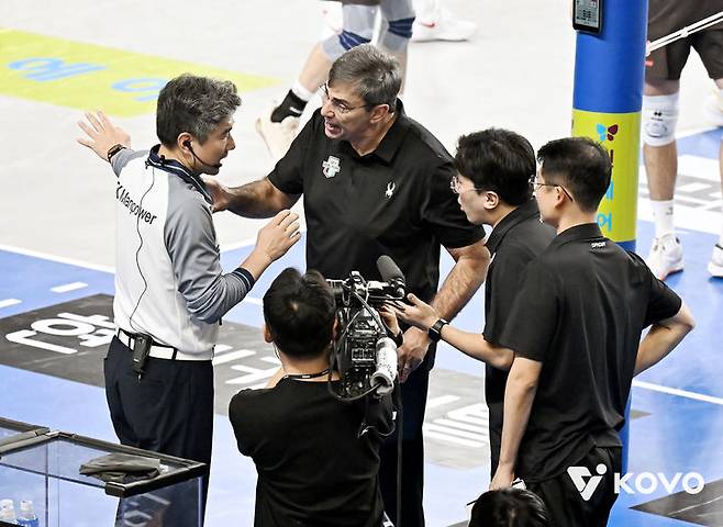 [서울=뉴시스] 남자배구 현대캐피탈 필립 블랑 감독이 2일 천안유관순체육관에서 열린 진에어 2025~2026 V-리그 남자부 OK저축은행과의 경기에서 심판의 판정에 항의하고 있다. (사진=KOVO 제공) 2025.11.02. *재판매 및 DB 금지