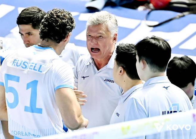 [서울=뉴시스] 남자배구 대한항공의 카일 러셀이 23일 인천계양체육관에서 열린 진에어 2025~2026 V-리그 남자부 한국전력과의 경기에 테이프로 이름을 덧댄 유니폼을 입고 나섰다. (사진=KOVO 제공). 2025.10.23. *재판매 및 DB 금지