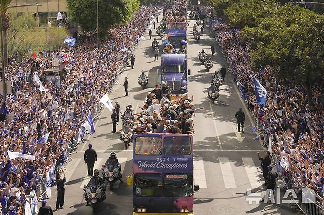 [로스앤젤레스=AP/뉴시스] LA 다저스 선수들과 코치진이 지난해 11월1일(현지시각) 미 캘리포니아주 로스앤젤레스에서 열린 2024 월드시리즈(WS) 우승 기념 퍼레이드에서 버스를 타고 팬들의 환호를 받으며 행진하고 있다. 다저스는 WS에서 뉴욕 양키스에 4승1패를 거두고 통산 8번째 정상에 올랐다 2024.11.02.