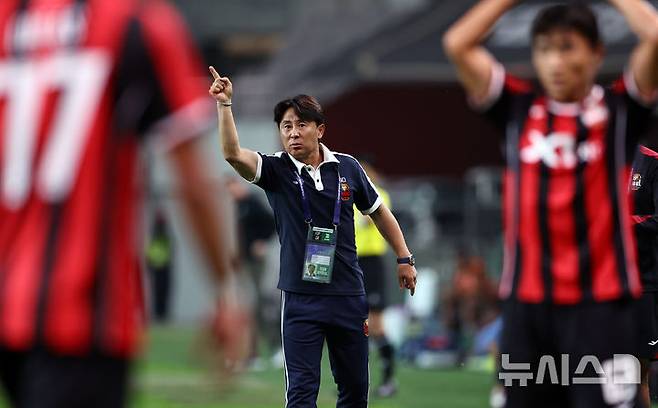[서울=뉴시스] 최진석 기자 = 지난 9월30일 오후 서울 마포구 서울월드컵경기장에서 열린 2025~2026시즌 아시아축구연맹(AFC) 챔피언스리그 엘리트(ACLE) 리그 스테이지 2차전 부리람 유나이티드와 FC서울의 경기, FC서울 김기동 감독이 작전지시를 하고 있다. 2025.09.30. myjs@newsis.com