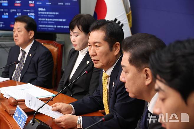 [서울=뉴시스] 조성봉 기자 = 정청래 더불어민주당 대표가 3일 오전 서울 여의도 국회에서 열린 최고위원회의에서 발언을 하고 있다.2025.11.03. suncho21@newsis.com