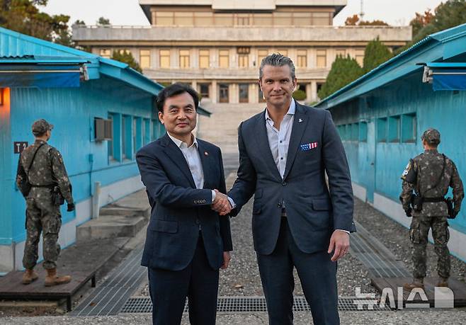 [서울=뉴시스] 안규백 국방부 장관과 한미안보협의회의 참석차 방한 중인 헤그세스 미국 전쟁부 장관이 3일 경기 파주시 판문점 공동경비구역(JSA)에서 만나 인사를 나누고 있다. (사진=국방부 제공) 2025.11.03. photo@newsis.com