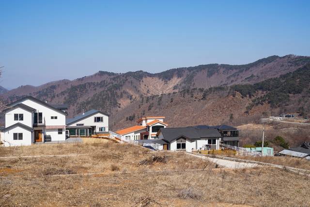 조달청이 전국의 소유자 없는 토지 357필지에 대해 6개월간 권리 신고를 받고 신고가 없을 경우 국유화 절차를 진행한다. 사진은 기사의 특정 사실과 관련 없음. 클립아트코리아