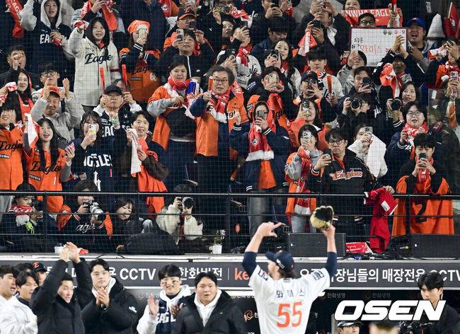 [OSEN=대전, 박준형 기자] 30일 대전 한화생명볼파크에서 2025 신한 SOL Bank KBO리그 포스트시즌 한국시리즈 4차전 한화 이글스와 LG 트윈스의 경기가 열렸다.이날 경기에 한화는 와이스를, LG는 치리노스를 선발투수로 내세웠다. 8회초 한화 팬들이 교체되는 와이스에게 기립박수를 치고 있다.   2025.10.30 / soul1014@osen.co.kr