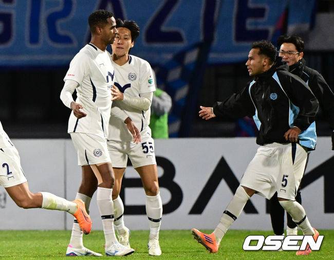 [OSEN=수원종합운동장, 조은정 기자]2일 수원종합운동장에서 하나은행 K리그1 2025 35라운드(파이널B 2라운드) 수원FC와  대구FC의 경기가 열렸다.홈팀 수원FC는 승점 38(10승 8무 16패) 10위, 원정팀 대구는 승점 28(6승 10무 18패)로 최하위 12위를 기록 중이다.후반 대구FC 에드가가 동점골을 넣은 뒤 기뻐하고 있다. 2025.11.02 /cej@osen.co.kr