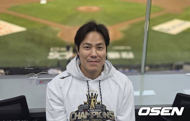 [OSEN=잠실, 한용섭 기자]LG 트윈스 투수 김진성이 1일 잠실구장에서 열린 우승 축하 행사 도중 인터뷰를 하고 있다./orange@osen.co.kr