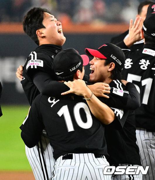 [OSEN=대전, 지형준 기자]  2025시즌 우승팀은 무적 LG 트윈스다. 프로야구 LG 트윈스는 31일 대전 한화생명볼파크에서 열린 2025 신한 SOL뱅크 KBO 한국시리즈(7전 4선승제) 한화 이글스와의 5차전에서 4-1로 승리했다. 정규시즌 1위 LG는 시리즈 전적 4승 1패로 통합우승 금자탑을 쌓았다. LG의 통합우승은 1990년, 1994년, 2023년에 이은 통산 4번째다. 염경엽 감독은 2023년 부임 후 3년 사이 팀을 두 차례나 정상에 올려놓는 위대한 업적을 달성했다. LG 김진성이 손주영, 오지환과 기뻐하고 있다. 2025.10.31 /jpnews@osen.co.kr