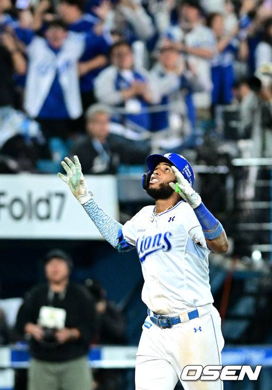 [OSEN=대구, 최규한 기자] 프로야구 삼성 라이온즈가 약속의 8회를 연출했다. 외국인 타자 르윈 디아즈와 이재현의 백투백 홈런을 앞세워 SSG 랜더스를 꺾고 플레이오프 진출에 성공했다.&nbsp;삼성은 14일 대구삼성라이온즈파크에서 열린 SSG와의 준플레이오프 4차전에서 8회 디아즈와 이재현의 백투백 홈런에 힘입어 5-2로 승리했다. 이로써 시리즈 전적 3승 1패로 플레이오프 진출 티켓을 거머 쥐었다.&nbsp;8회말 2사 1루 상황 삼성 디아즈가 다시 앞서가는 우월 투런포를 날리고 그라운드를 돌며 기뻐하고 있다. 2025.10.14 / dreamer@osen.co.kr