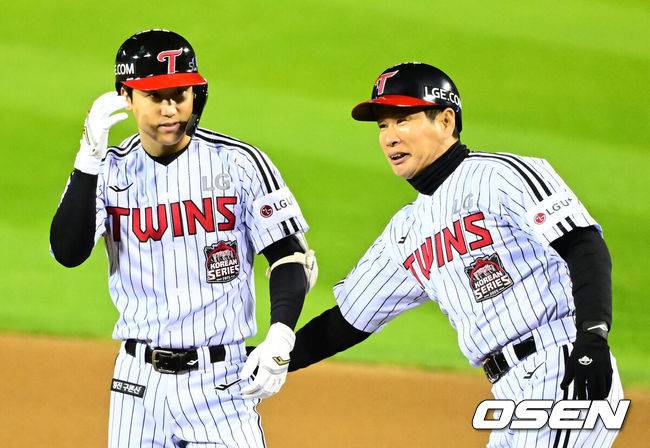 [OSEN=잠실, 지형준 기자] 27일 오후 서울 잠실야구장에서 2025 신한 SOL Bank KBO리그 포스트시즌 한국시리즈 2차전 LG 트윈스와 한화 이글스의 경기가 열렸다.LG는 임찬규, 한화는 류현진을 선발 투수로 내세웠다.2회말 무사 2,3루에서 LG 구본혁이 동점 2타점 우중간 적시타를 날리며 송지만 코치와 기뻐하고 있다. 2025.10.27 /jpnews@osen.co.kr