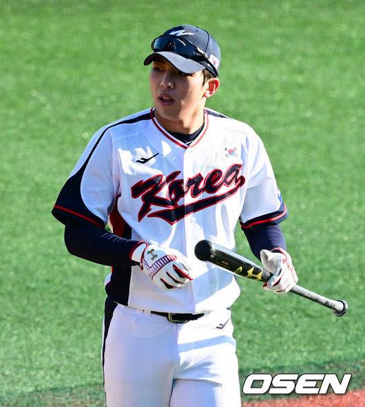 [OSEN=고양, 지형준 기자] 류지현 감독이 이끄는 야구대표팀이 2일 고양국가대표야구훈련장에서 소집, 첫 훈련을 진행했다.대표팀은 2일과 3일 고양국가대표야구훈련장에서 훈련을 진행하며, 4일부터는 서울 고척스카이돔으로 장소를 옮겨 12일&nbsp;출국 전까지 훈련한다.2025 NAVER K-BASEBALL SERIES는 오는&nbsp;8일과 9일&nbsp;고척스카이돔에서 열리는 체코 대표팀과의 2경기로 시작되며&nbsp;15일과 16일 양일에 걸쳐 도쿄돔에서 일본 대표팀과의 2경기가 예정되어 있다.&nbsp;&nbsp;야구대표팀 김영웅이 타격 훈련을 하고 있다. 2025.11.02 /jpnews@osen.co.kr