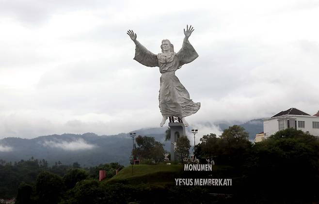 예수 축복상(Yesus Memberkati Statue) 인도네시아의 대표 종교인 이슬람교인 거에 비해 마나도인의 70% 이상이 기독교라고 한다. 마나도 시내의 상징물이라고도 불리는 이 예수 축복상은 높이 50미터에 달하며 세계에서 큰 예수상 중 하나이다.