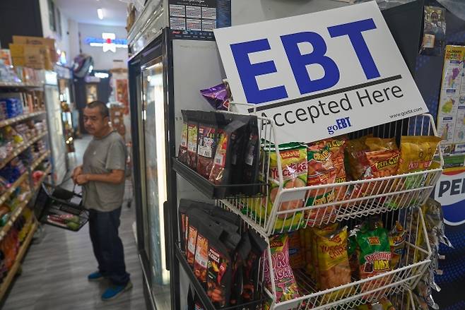 미국 캘리포니아주 로스앤젤레스의 한 식료품점에 10월 31일(현지시간) ‘EBT 사용 가능’(Electronic Benefit Transfer·전자 복지급여 카드 결제 가능)이라는 안내문이 걸려 있다. 연방판사들이 셧다운 속에서도 SNAP(식료품 보조금) 지급을 계속하라고 명령한 직후 촬영됐다. AP 연합뉴스